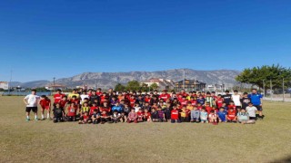 Döşemealtı Belediyesi futbol okulu 20 minik sporcuya lisans çıkarttı