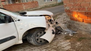 Duvara çarpan aracın 21 yaşındaki sürücüsü hayatını kaybetti