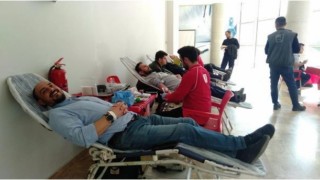 Duyarlı fabrika çalışanlarından Kızılaya kan bağışı