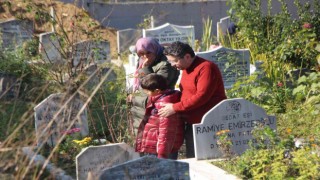 Düzce Depreminde yakınlarını kaybedenler mezarlıkları doldurdu