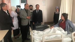 Düziçi Kaymakamı Turgay İlhan, hastanedeki öğrencileri ziyaret etti