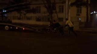 Edirnede motosiklet park halindeki araca çarptı: 2 yaralı