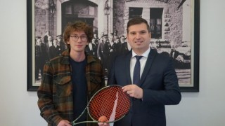 Edremit Belediye Başkan Yardımcısı Tayfun Canlı dan genç sporcuya tam destek