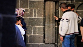 El Cezerinin depremin habercisi olan tarihi sütunlarını gören turistler hayran kalıyor