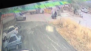 Elazığda akıllara durgunluk veren kaza: Kupası açılan kamyonet çocuk parkına daldı