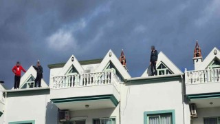 Elektriği, suyu kesilen kiracılar çatıya çıktı