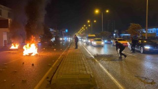 Elektrik sayaçlarının direklere çıkartılmasına tepki için lastik yaktılar, yolu trafiğe kapattılar