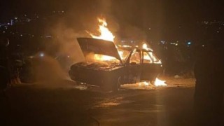 Elektrik tesisatından çıkan yangın otomobili küle çevirdi