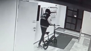 Elektrikli bisiklet hırsızı güvenlik kamerasına yakalandı