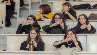 Elleriyle konuşmayı öğrendiler