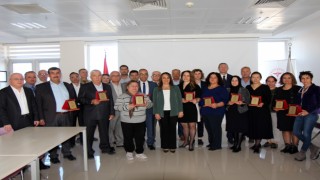 Emekli olan sağlık personellerine özel plaket