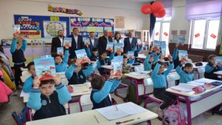Emet Belediyesinden çocuklara anlamlı hediye