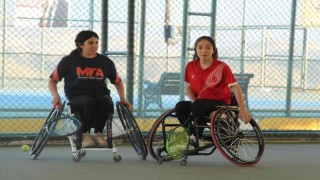 Engelleri aşıp tavsiye üzerine başladıkları tenis hayatları oldu