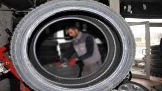 Erzincanda lastikçilerden kar yağmadan kış lastiği taktırın çağrısı