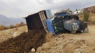 Erzincanda traktörün devrilmesi sonucu sürücü yaralandı