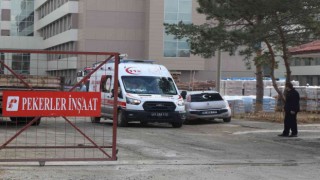 Erzincanda yapımı devam eden hastane inşaatının 3ncü katından düşen işçi yaralandı