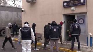 Erzurumda tır dorsesinde 56sı çocuk 133 kaçak göçmen yakalandı