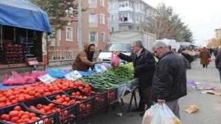 Erzurumlu vatandaşlar halk pazarlarında yoğunluk oluşturuyor