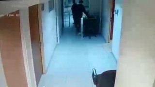 Esenyurtta adliyedeki polisin çantasını çalan hırsızlar kamerada