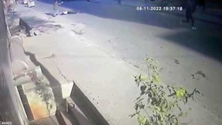 Esenyurtta sokak ortasında silahlı çatışma anları kamerada