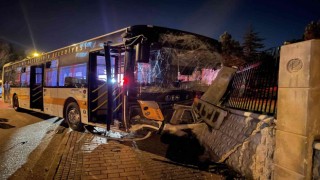 Eskişehirde halk otobüsü otomobile çarptı: 10 yaralı