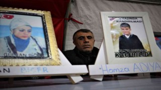 Evladının hasretiyle her sabah çocuğunun yolunu gözlüyor
