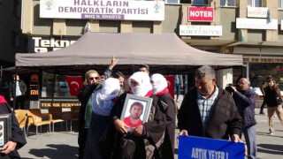 Evlat nöbetindeki anneler HDPden yükselen müzik sesine tepki gösterdi