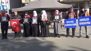 Evlatları için HDP önünde nöbet tutan anne: Evlatlarımızı HDPden, PKKdan istiyoruz