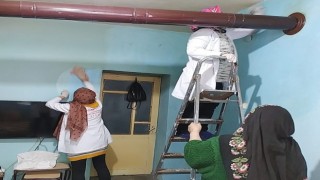 Evlerini temizledikleri yaşlılara moral verip hayır dualarını alıyorlar