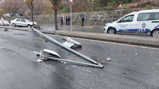 Eyüpsultanda direksiyon hakimiyetini kaybeden sürücü elektrik direğine çarptı