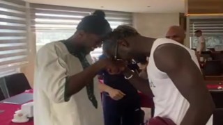 Famara Diedhiou sevincini takım arkadaşlarıyla paylaştı