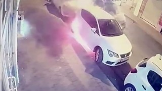 Fatihte bir araçta başlayan ve 4 araçta devam eden yangının başladığı anlar kamerada