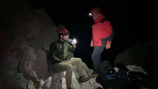 Fethiyede kayalıklarda mahsur kalan kişiyi JAK kurtardı