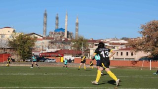 Filibe ve Edirnenin kadın futbolcuları kıyasıya mücadele etti