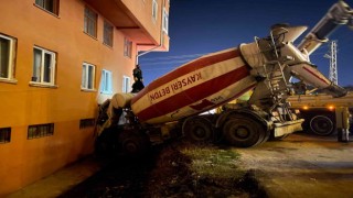 Freni boşalan beton mikseri binaya girdi