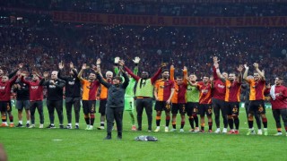 Galatasaraylı futbolcular, derbi galibiyetini taraftarlarla kutladı