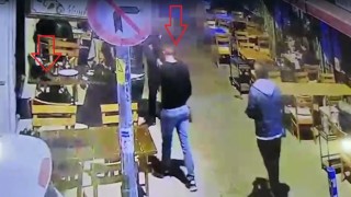 Gazetecinin telefonunu ceketiyle gizleyerek çaldı