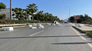 Gazipaşada yola savrulan strafor köpük kutuları sürücülerin yardımıyla kaldırıldı