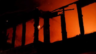 Geceyi alevler aydınlattı, tarihi ahşap bina alev topuna döndü