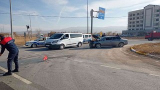 Gemerekte otomobiller çarpıştı: 2 yaralı
