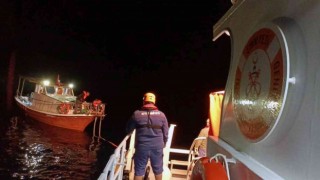 Gemiler koyunda sürüklenen tekne kurtarıldı