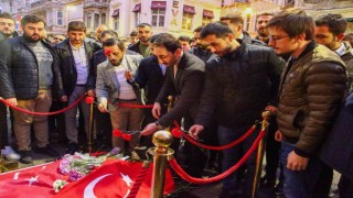 Gençler İstiklal Caddesindeki terör saldırısında hayatını kaybedenleri andı