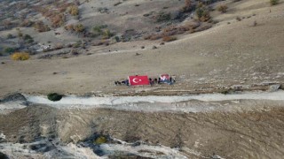 Gençler zirveye tırmanıp, Atatürkü andı