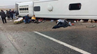 Göçmenleri taşıyan otobüs devrildi, ilk belirlemelere göre 3 kişi öldü, 27 kişi yaralandı