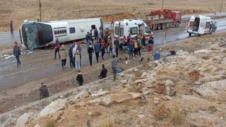 Göçmenleri taşıyan otobüs devrildi ilk belirlemelere göre 3 kişi öldü çok sayıda kişi yaralandı