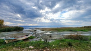 Göl çekildi, tekneler karada kaldı