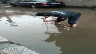 Göle dönen sokağı komiser açmaya çalıştı