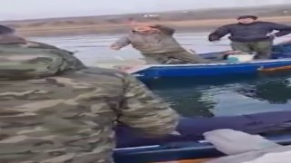 Gölün ortasında kayıktan kayığa ağ kavgası: Böyle tehdit etti