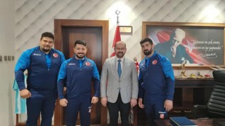 Gösteri yapmak için geldikleri ilçeyi dünyada temsil ediyorlar