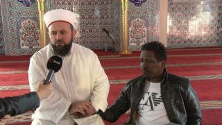Günde 5 vakit sürünerek namaz kılmaya geliyor